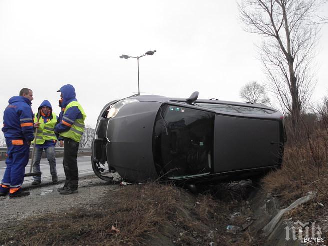 Кола излетя в канавка и се преобърна край Благоевград