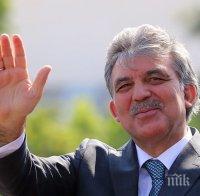 Давутоглу подкрепя връщането на Абдула Гюл в партията Давутоглу подкрепя връщането на Абдула Гюл в партията