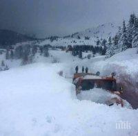 Пети ден снежен капан в половина България, хиляди без ток