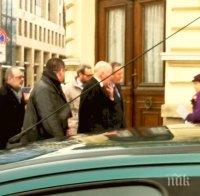 САМО в ПИК! Царят засечен да се навърта край парламента. Готви ли се Симеон Сакскобургготски за връщане в политиката? (снимки)