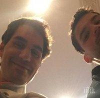 Григор Димитров и Федерер със селфи на пресконференция (снимка)