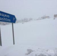 Кърджали още е в снежната блокада, хиляди са без ток и вода