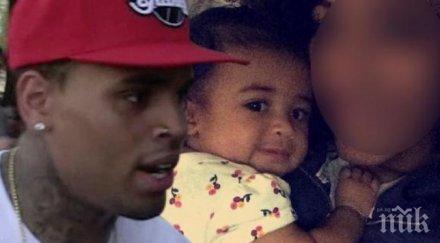 крис браун иска попечителство дъщеря