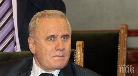 уволненият шеф военното разузнаване очаквах