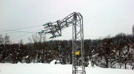 снегът прекърши електрически стълб