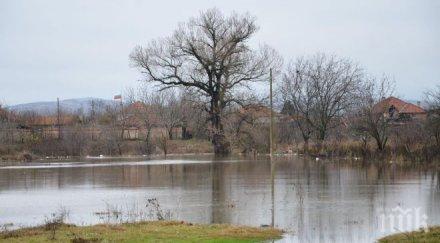 подпочвени води наводниха имота новоселци