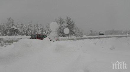 снежният кошмар продължава 615 населени места нямат ток мадан 800 души блокирани
