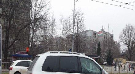 лепнаха колата общински съветник надпис паркирал идиот