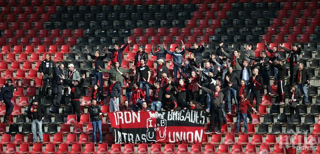 Феновете на Локо София организират пътуване за мача с Берое