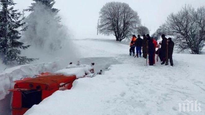 Военните в битка със снежния ад