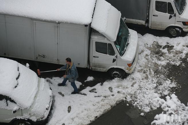Болниците в бедстващите райони функционират нормално