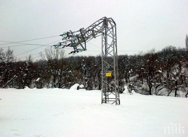 Снегът прекърши електрически стълб