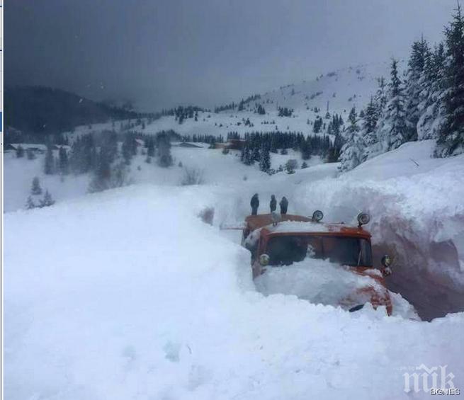 Пети ден снежен капан в половина България, хиляди без ток
