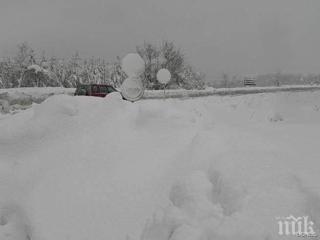 Снежният кошмар продължава! 615 населени места още нямат ток! В Мадан 800 души са блокирани