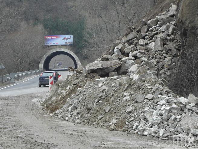 Насипват ЛОТ-4 на Струма със скалната маса от свлачище в дефилето