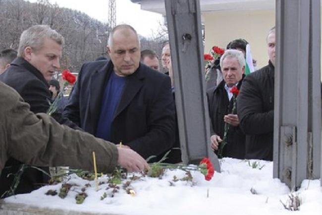 Дивотията, че Москов е с по-висок рейтинг от Борисов! Иска му се на Прокопиев, иска му се на Плевнелиев, президент по недоразумение...Но една гола манипулация харизма не прави