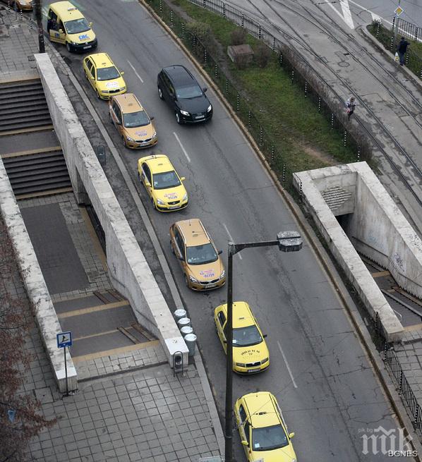 Таксиджии ще блокират София заради Юбер