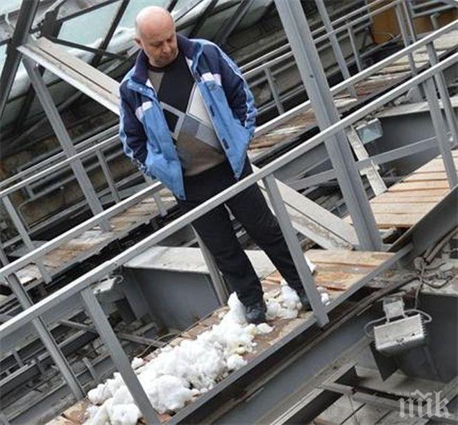 Кошмар! Покривът на областната управа в Смолян се строши от снега (снимки)