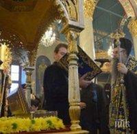 Огромни опашки от вярващи се извиха пред мощите на Св. Николай Чудотворец