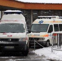 Линейката с тежко ранения от инцидента край Войнягово катастрофира в София