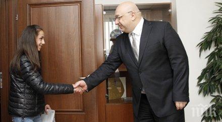 кралев посрещна годишната национална рекордьорка 3000