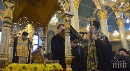 огромни опашки вярващи извиха мощите николай чудотворец