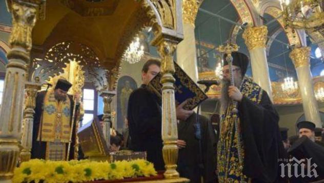 Огромни опашки от вярващи се извиха пред мощите на Св. Николай Чудотворец