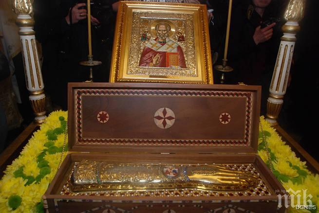 Донесоха частица от ръката на Св. Николай в Пловдив
