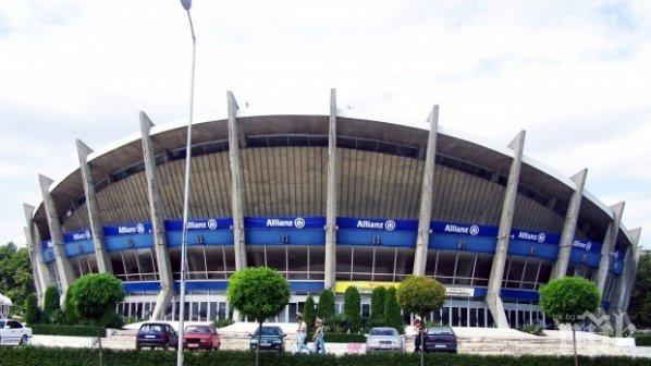 Извратено! Педофил налепи снимки на голи мъже в Спортната зала във Варна