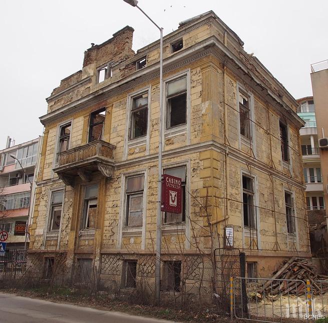 Събарят някогашното турско консулство във Варна