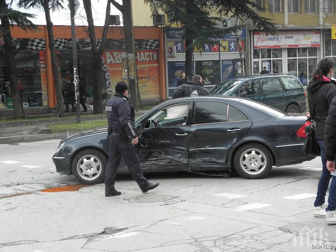 Ауди забърса Мерцедес в Благоевград