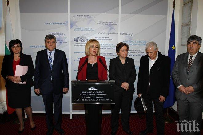 Скандал! Мая Манолова се гаври с екоминистърката: Свикна ли с климатичните промени?