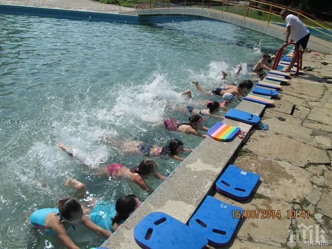 ММС осигурява 300 000 лева за програмата Научи се да плуваш 