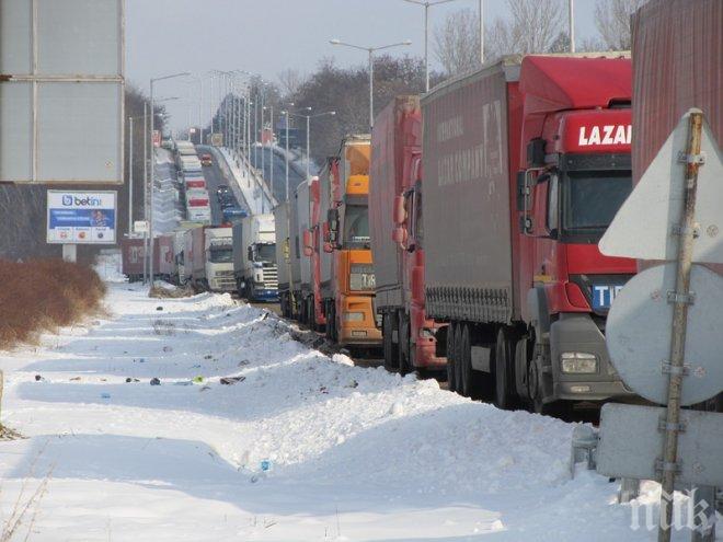 Опашка от товарни автомобили на Капитан Андреево