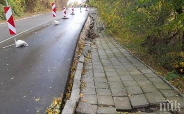 Само в ПИК! Нагли крадци задигнаха плочки от тротоар във Варна (видео)