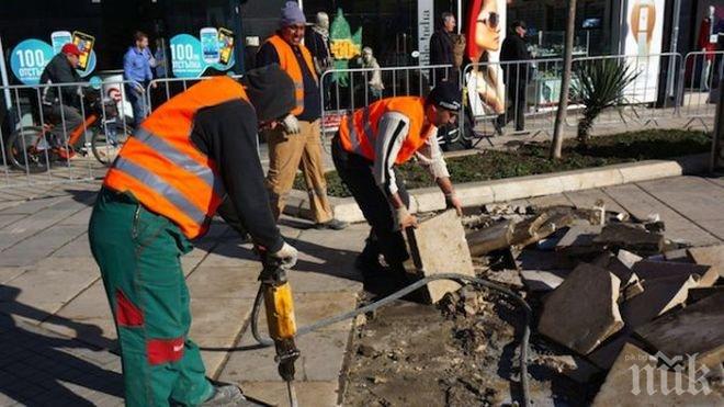 Зам.-кмет дава заплатата си да разбере кой кърти новите плочи във Варна