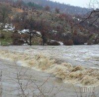 Извънредно! Река Скът заля Крушовица, 15 двора са наводнени