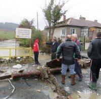Голяма част от къщите в село Мало Конаре вече са с наводнени приземни етажи