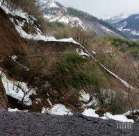 Бедствие! Язовир погълна път, цяло село е откъснато от света! 100 души, сред които 4 бебета, са в капан!