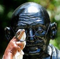 Откриха статуя на Махатма Ганди редом до Чърчил в Лондон
