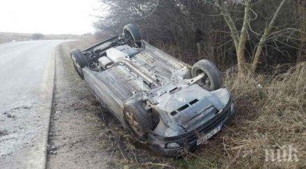 годишен заби колата крайпътно дърво загина