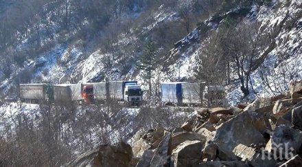 разчистват пътя кричим девин падналите скали