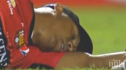 вратар прави припаднал получи червен картон видео