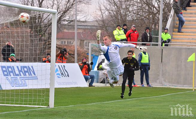 Пламен Илиев остава титулярен вратар на Левски