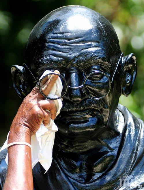 Откриха статуя на Махатма Ганди редом до Чърчил в Лондон