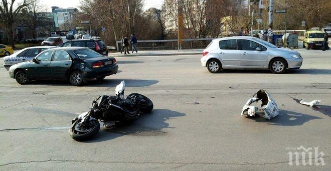 Жесток инцидент! 19-годишен падна от мотора, удари се в тротоара и в метален контейнер за смет