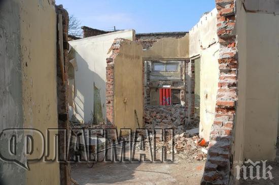 Събарят сградата на Музикалната дирекция в Бургас, подготвят терена за строеж