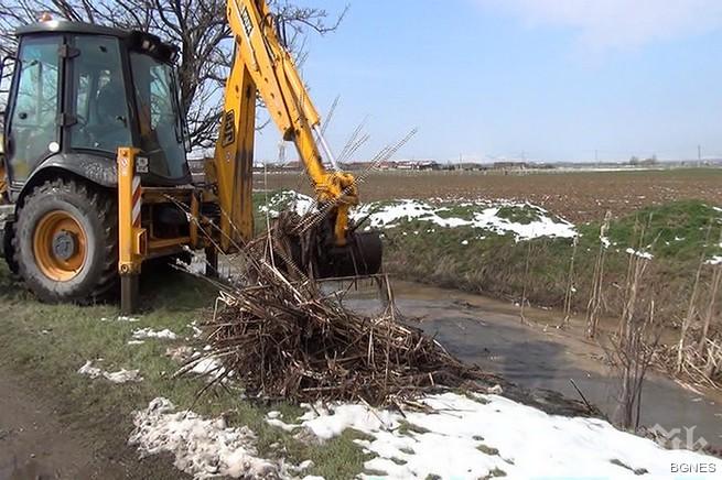 Почистват канали край град Съединение