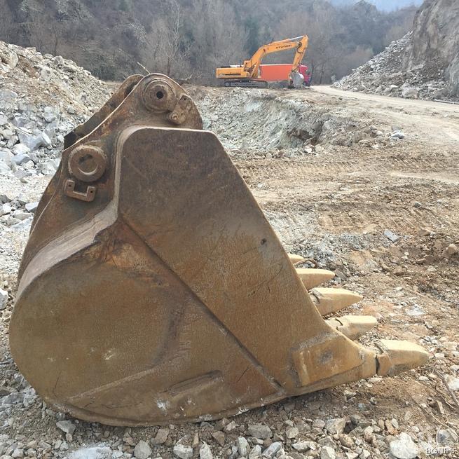 Укрепването на дефилето при Симитли не спира