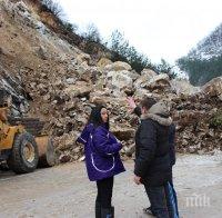 Вижте снимки от адското срутище по пътя за Смолян! Бойко Борисов: Камъните са с размерите на камион!